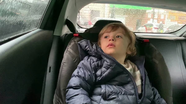 어린아이 카시트에 차에서 기다리고 가인내를 보이고 — 스톡 사진
