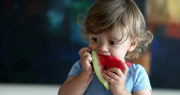 Küçük Çocuk Karpuz Yiyor Atıştırmalık Meyve Yiyor — Stok fotoğraf