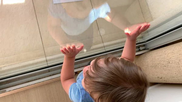 Bébé Tout Petit Appuyé Sur Fenêtre Voulant Sortir Enfant Veut — Photo