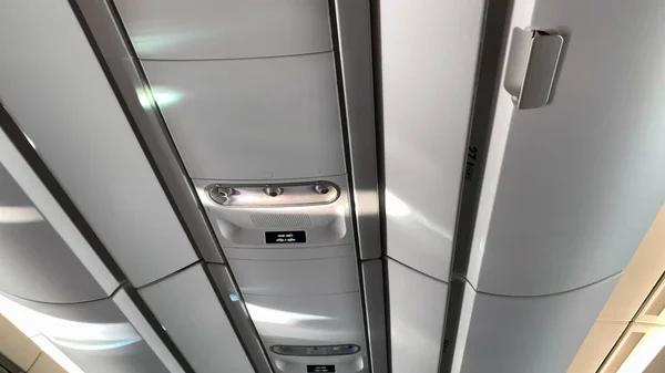飞机最高限额 飞机细节在头顶行李中的特写 — 图库照片
