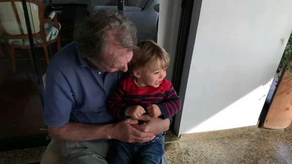 Avô Abraçando Bebê Criança Neto Amor Familiar Carinho Abraçar — Fotografia de Stock