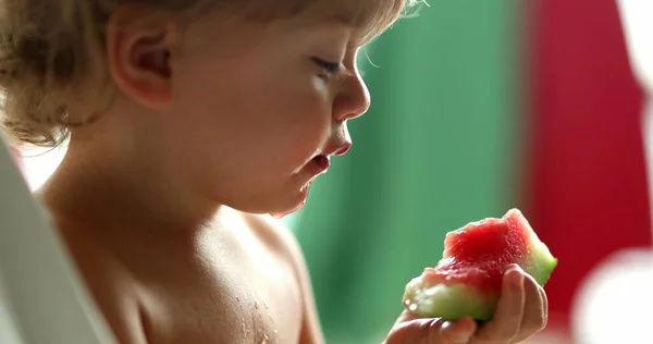 Leksakspojken Äter Vattenmelon Äter Fruktsnacks — Stockfoto