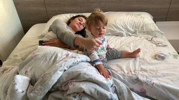 아침에 침대에서 껴안고 엄마와 아기가 — 스톡 사진