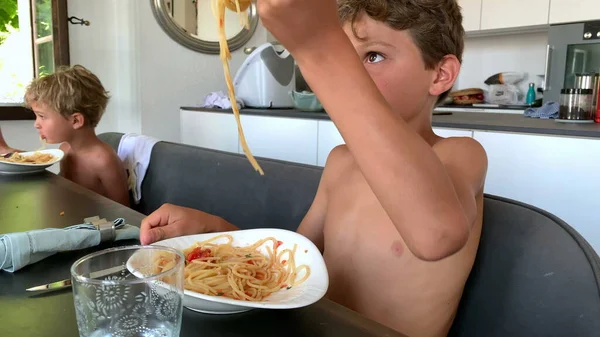 Kind Isst Pasta Zum Mittagessen Kind Ohne Hemd Isst Spaghetti — Stockfoto