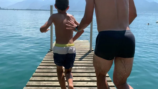 Vater Und Sohn Rennen Der Seebrücke Und Springen Ins Wasser — Stockfoto