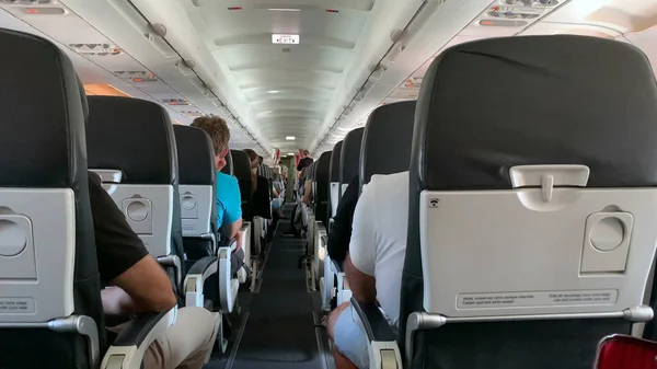Uçağın Arka Tarafında Uçak Koridorunda Yolcu Perspektifi — Stok fotoğraf