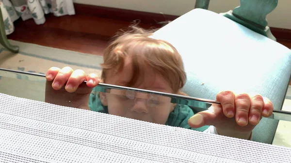 Bebê Criança Segurando Mesa Borda Vidro Espreitando — Fotografia de Stock