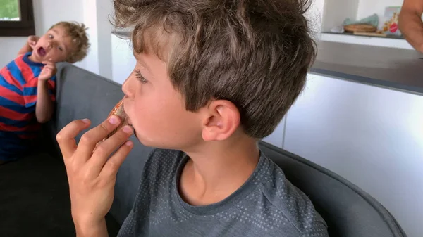 Хлопчик Їсть Желе Тости Ранковий Сніданок — стокове фото