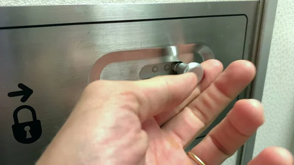 Close Mão Desbloqueando Porta Banheiro Plano Dentro Banheiro Avião — Fotografia de Stock