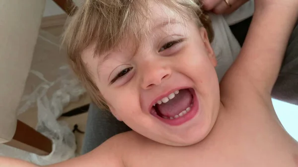 아기가 미소짓는 모습을 클로즈업 — 스톡 사진