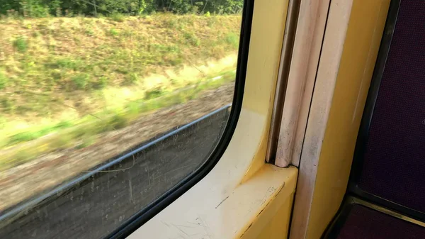 Passagierperspektive Auf Einen Fahrenden Zug Der Aus Dem Fenster Schaut — Stockfoto