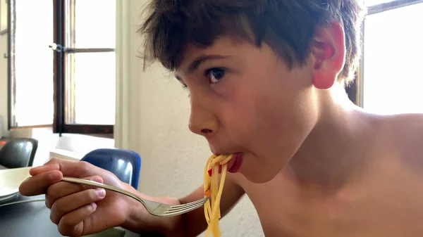 Хлопчик Їсть Макарони Дитина Їсть Спагеті — стокове фото