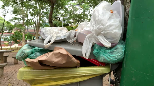 Śmieci Mieście Pełne Plastikowe Torby — Zdjęcie stockowe