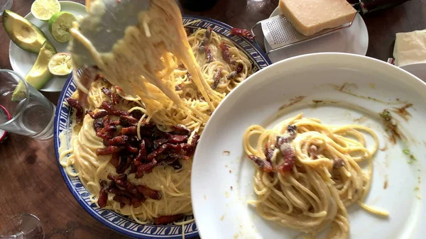 Osoba Serwująca Makaron Talerzu Zbliżenie Ręce Trzymając Talerz Służy Spaghetti — Zdjęcie stockowe