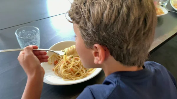 Jeune Garçon Qui Mange Des Pâtes Enfant Mange Des Spaghettis — Photo