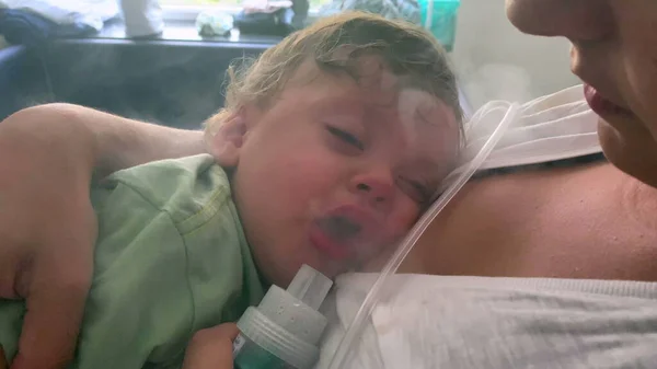 吸入器で咳をする病気の赤ん坊 呼吸器系の問題で — ストック写真