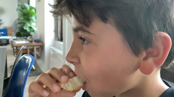 Νεαρό Αγόρι Τρώει Ψωμί Παιδί Τρώει Υδατάνθρακες — Φωτογραφία Αρχείου