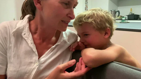 Triste Criança Menino Sentindo Perturbado Emocional Buscando Consolo Mãe — Fotografia de Stock