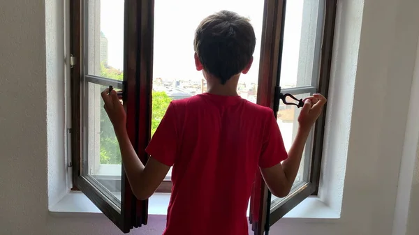 Fiatal Fiú Nyitott Ablakot Kinéz Gyerek Kinyitja Ablakokat — Stock Fotó