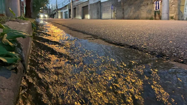 雨水过后在街上流淌的污水 — 图库照片