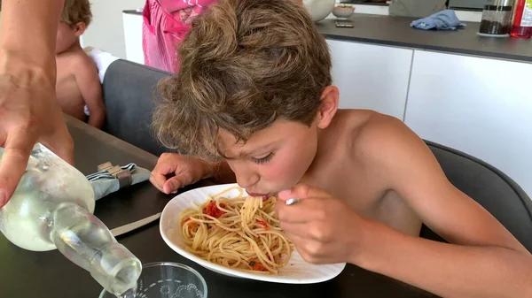 Ragazzo Che Mangia Pasta Bambino Mangia Spaghetti — Foto Stock