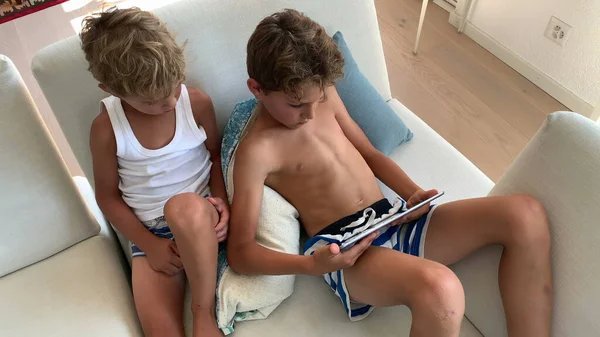 Dwóch Młodych Chłopców Oglądających Treści Medialne Tablecie Siedzącym Kanapie Domu — Zdjęcie stockowe