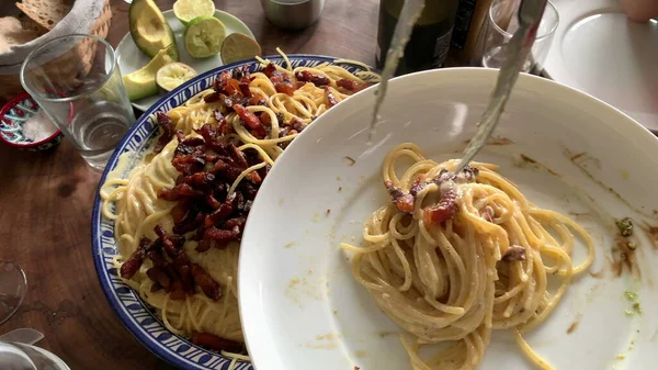 Osoba Serwująca Makaron Talerzu Zbliżenie Ręce Trzymając Talerz Służy Spaghetti — Zdjęcie stockowe