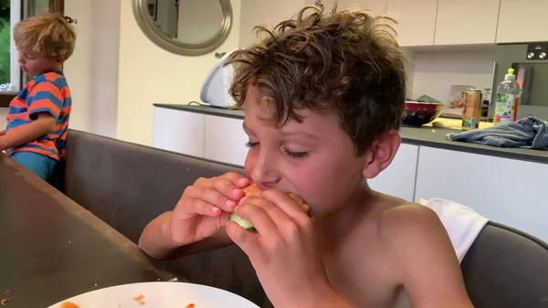小男孩吃汉堡包 小孩在吃汉堡包 — 图库照片