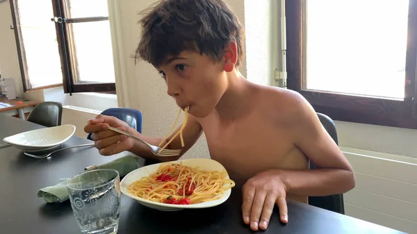 Junge Beim Nudelessen Kind Isst Spaghetti — Stockfoto