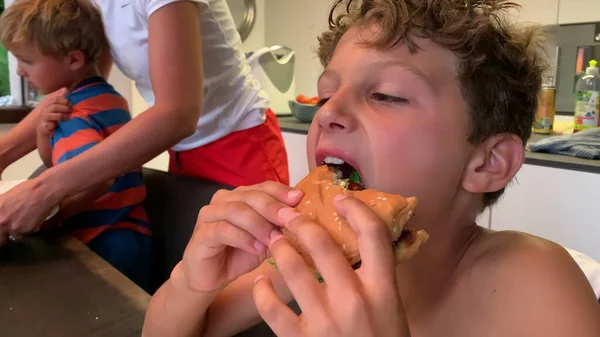 Jeune Garçon Qui Mange Hamburger Enfant Qui Mange Hamburger — Photo