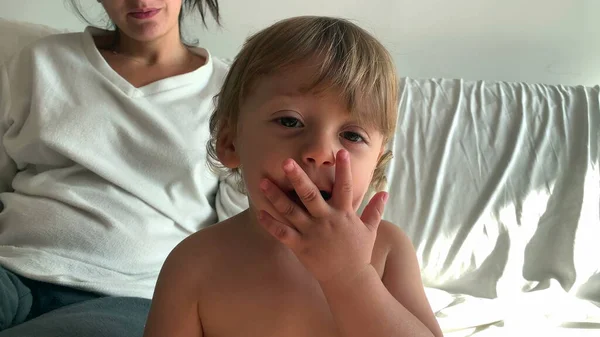 Маленький Мальчик Посылает Поцелуй Рукой Камеру — стоковое фото
