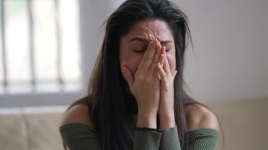 Hayal kırıklığı ve pişmanlık içinde ağlayan umutsuz bir genç kadın. 20 'li yaşlarda duygusal acı çeken endişeli bir yetişkin kız.