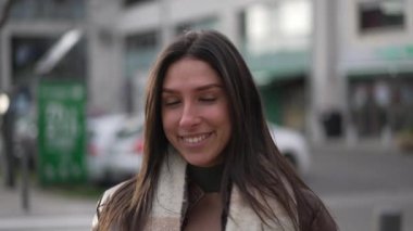 Şehir sokağındaki bir kadın sinematik hareketin izini sürüyor. 20 'li yaşlarında esmer bir kızın portresi.