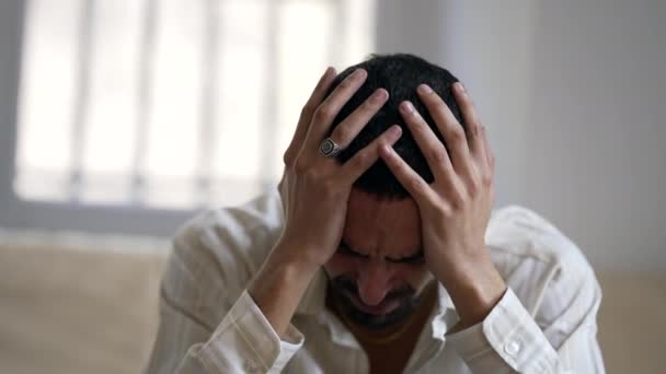 Jovem Perturbado Lutando Com Problemas Saúde Mental Casa Sentindo Sobrecarregado — Vídeo de Stock