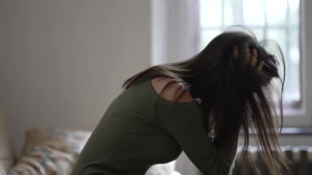 痛苦的年轻女子感到绝望 危机中的20多岁的焦虑的成年女孩坐在家里的沙发上 — 图库视频影像