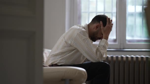 Momento Dramático Homem Sofrendo Sozinho Sentado Sofá Sentindo Frustração Desespero — Vídeo de Stock