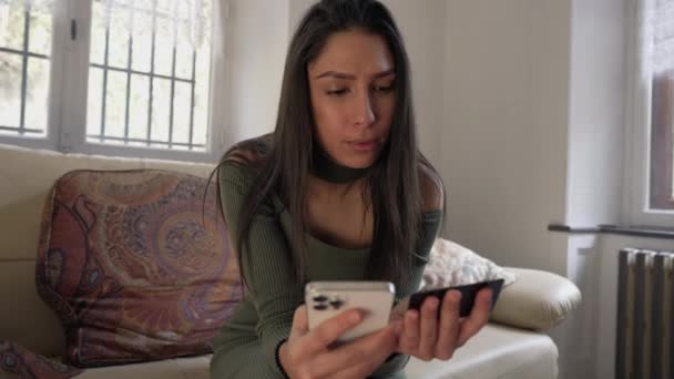 Одна Молодая Женщина Ближнего Востока Покупает Товар Онлайн Добавляя Информацию — стоковое видео