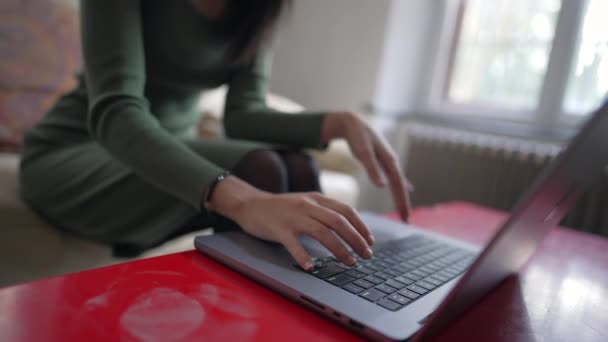 Jovem Mulher Usando Laptop Casa Navegando Internet Online Uma Menina — Vídeo de Stock