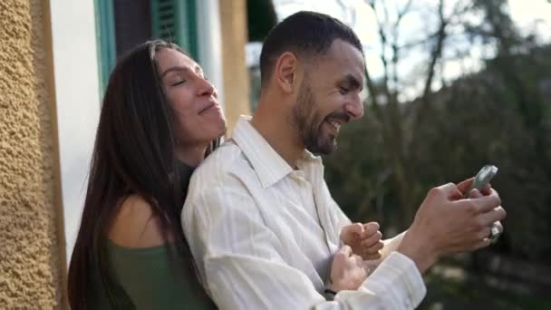 Ευτυχισμένο Ζευγάρι Γιορτάζει Την Επιτυχία Μαζί Κοπέλα Του Αγκαλιάζει Τον — Αρχείο Βίντεο