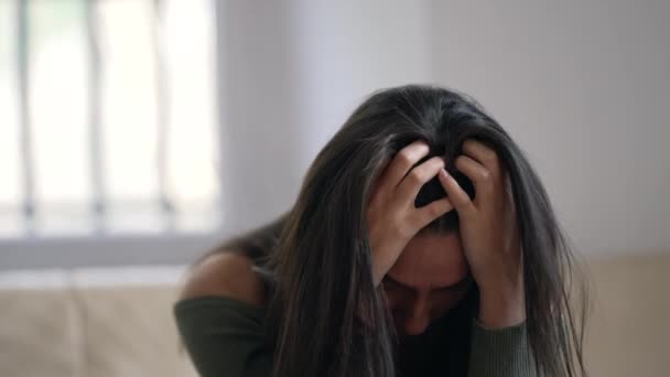 Uma Jovem Tensa Sentada Sofá Dentro Casa Sentindo Preocupação Ansiedade — Vídeo de Stock