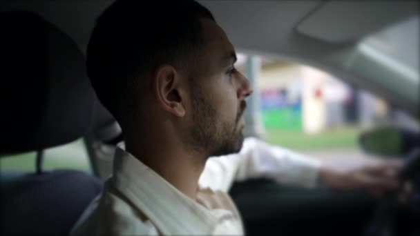 Profilkép Egy Arab Férfi Közelről Aki Autót Vezet Belső Lövés — Stock videók