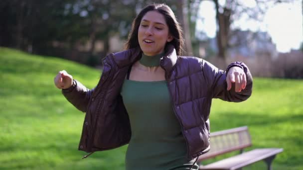 Μια Ανέμελη Νεαρή Γυναίκα Αισθάνεται Χαρά Ενώ Χορεύει Στο Πάρκο — Αρχείο Βίντεο