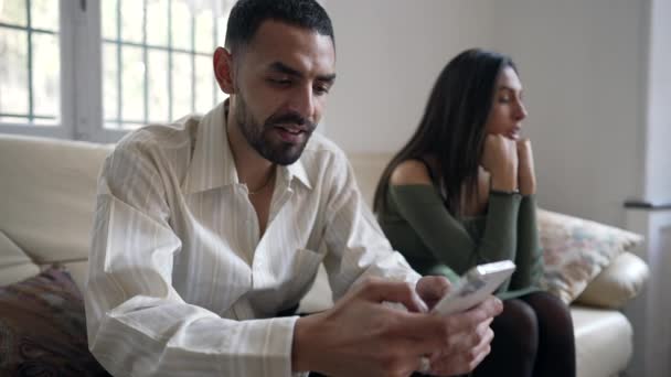 Arabiske Par Står Krise Som Kæreste Prioriterer Smartphone Kærestens Tilstedeværelse – Stock-video