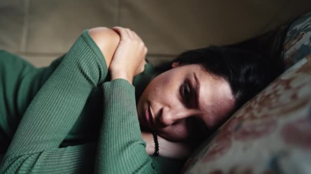 一个抑郁的年轻女人在家里的沙发上感到悲伤和无助 患有疲倦和害怕失败的成年女孩 — 图库视频影像