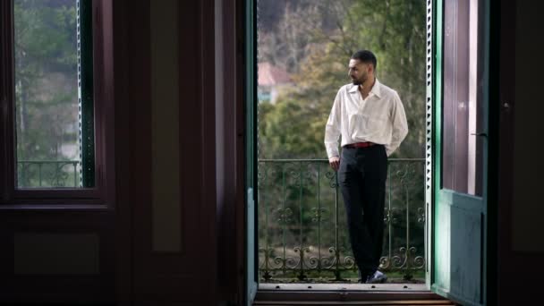 Meditativ Ung Man Står Utanför Balkongen Och Tar Frisk Luft — Stockvideo