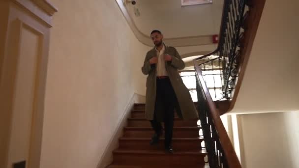 Jeden Muž Středního Východu Bundě Opouští Budovu Osoba Sestupuje Dřevěných — Stock video