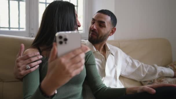 Casal Emocionado Com Boas Notícias Telefone Compartilhando Momento Alegria Segurando — Vídeo de Stock