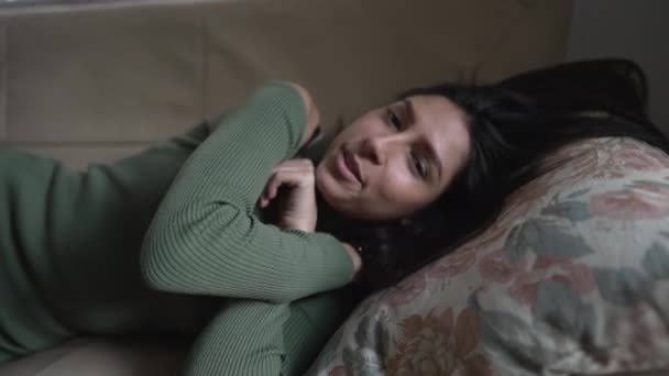 Uma Jovem Feliz Deitada Sofá Descansando Menina Adulta Bonita Estabelece — Vídeo de Stock