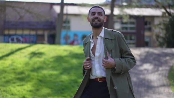 Egy Közel Keleti Férfi Ünnepli Sikert Odakint Parkban Örömmel Ugrálva — Stock videók