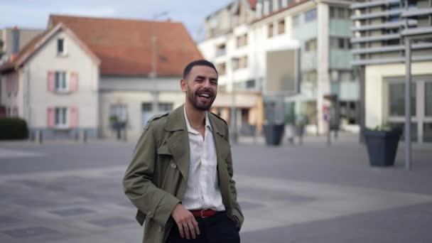 Jeden Šťastný Muž Středního Východu Usmívá Směje Zatímco Stojí Venku — Stock video